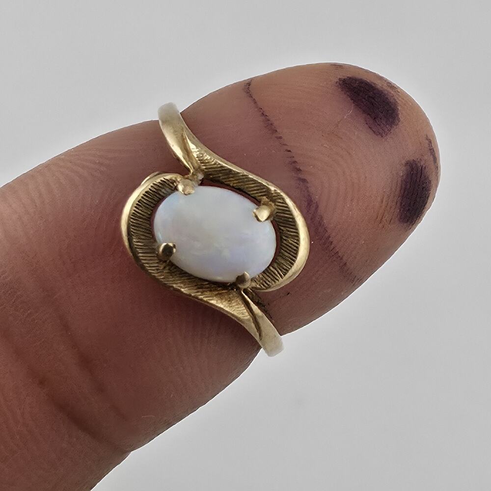 10K Yellow Gold Opal Ring Vintage Oval Cabochon Swirl Setting Size 6.25